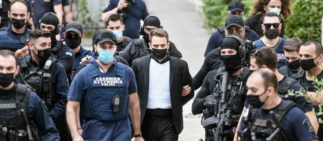 Ενώπιον του ανακριτή ο πιλότος: «Να σαπίσεις στη φυλακή» φώναζαν πολίτες - Παραιτήθηκε ένας εκ των δικηγόρων του (upd 2)